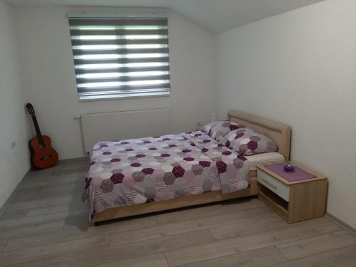Tempat tidur dalam kamar di Apartman Dujmović