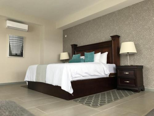 a bedroom with a large bed and two lamps at Gran Hotel Concordia San Luis Potosi in San Luis Potosí