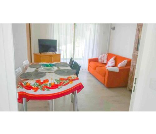 un salon avec une table et un canapé dans l'établissement T2 A/C côte d'Azur, piscine, plage á 350m, WIFI, à Vallauris
