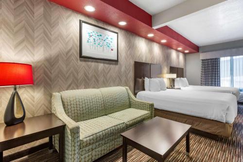 Un pat sau paturi într-o cameră la Best Western Plus Gallup Inn & Suites