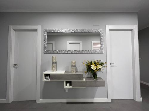 łazienka z umywalką i lustrem na ścianie w obiekcie Apartamentos María de Lucía-Piso 2º w mieście Arou