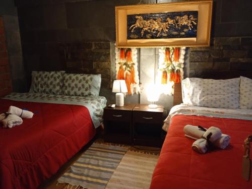 Tempat tidur dalam kamar di Hostal Newen