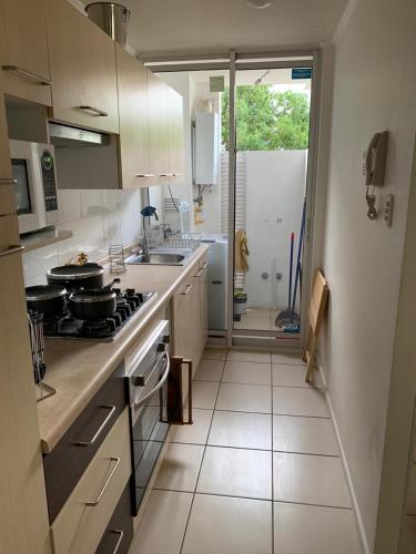 Kuchyň nebo kuchyňský kout v ubytování departamentos tres habitaciones