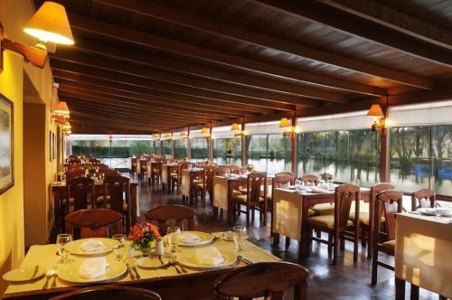 a dining room with tables and chairs in a restaurant at BTH Hotel Arequipa Lake in Arequipa