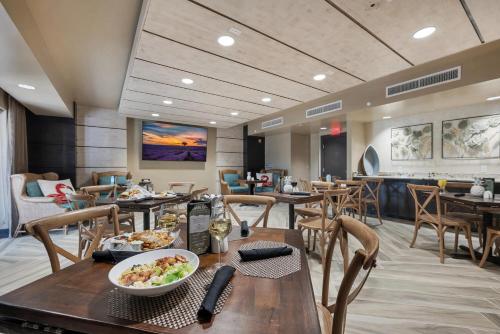 Ein Sitzbereich in der Unterkunft Bayfront Inn 5th Avenue