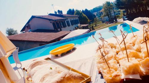 una mesa con pan y bollería en el balcón en Il BASÍN, en Calliano