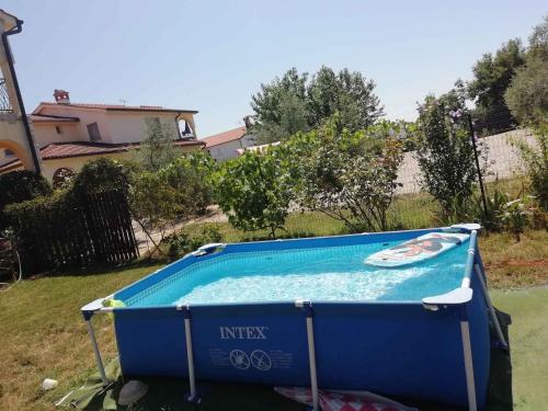 een zwembad in de tuin van een huis bij Apartments in Porec - Istrien 42541 in Poreč