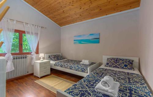 um quarto com 2 camas e uma janela em Apartments in Porec - Istrien 42535 em Porec