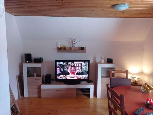ein Wohnzimmer mit einem Flachbild-TV auf einem Tisch in der Unterkunft Holiday home in Fuzine 42639 in Fužine