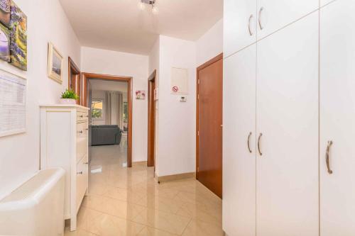 łazienka z białymi szafkami i białą wanną w obiekcie Apartment in Malinska Insel Krk 13004 w mieście Malinska