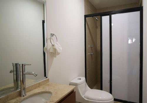 ein Bad mit einem WC, einem Waschbecken und einer Dusche in der Unterkunft BRAND NEW APARTMENT NEAR DOWNTOWN COYOACÁN! in Mexiko-Stadt