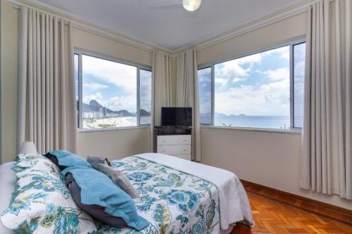- une chambre avec un lit et 2 grandes fenêtres dans l'établissement FRENTE MAR COPACABANA Avenida Atlântica, à Rio de Janeiro