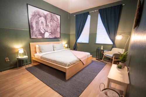 达文波特Revived Condo with Pool and 20 minutes from parks的卧室里有一张床，墙上挂着一幅画