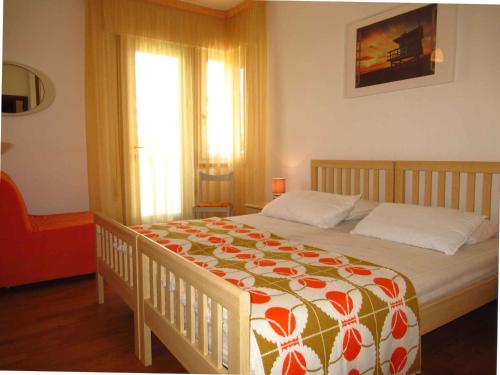 1 dormitorio con 1 cama con manta de flores en Apartment in Porto Santa Margherita 42869 en Porto Santa Margherita di Caorle