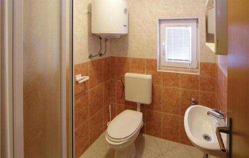 La salle de bains est pourvue de toilettes et d'un lavabo. dans l'établissement Lovely Apartment In Pula With Kitchen, à Pula