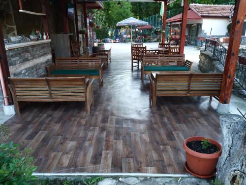 Restaurace v ubytování Къща за гости "Там край реката "