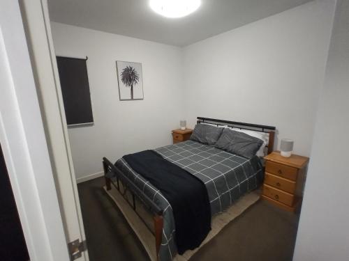 ポート・ヘッドランドにあるBest View in Port Hedlandのベッドルーム1室(ベッド1台、ドレッサー、ベッドサイドサイドサイドサイドサイドサイドサイドサイドサイドサイドサイドサイドサイドサイドサイドサイドサイドサイドサイドサイドサイドサイドサイドサイドサイドサイドサイドサイドサイドサイドサイドサイドサイドサイドサイドサイドサイドサイドサイドサイドサイドサイドサイドサイドサイドサイドサイドサイドサイドサイドサイドサイドサイドサイドサイドサイドサイドサイドサイドサイドサイドサイドサイドサイドサイドサイドサイドサイドサイドサイドサイドサイドサイドサイドサイドサイドサイドサイドサイドサイドサイドサイドサイド付きサイドサイドサイド付きサイドサイドサイド付きサイド付きベッド)