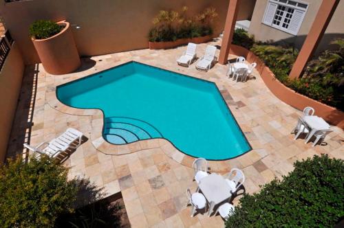 an overhead view of a swimming pool with lounge chairs at Hotel Praia 2000 in Fortaleza