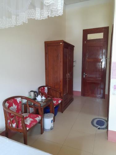 a room with a table and chairs and a cabinet at Khách sạn Vườn Quốc gia Ba Bể in Bak Kan