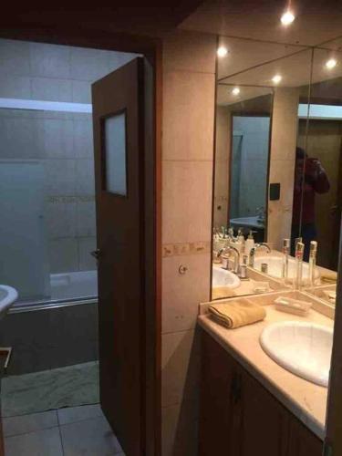 a bathroom with two sinks and a large mirror at Gran Casa Súper Equipada in Roldán