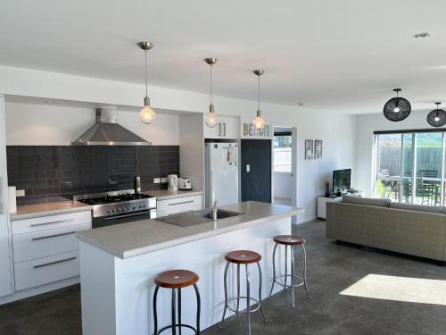 Köök või kööginurk majutusasutuses Surfers Retreat - Waihi Holiday Home