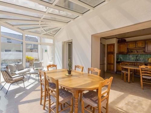 une cuisine et une salle à manger avec une table et des chaises en bois dans l'établissement Montaigu Garden Getaway Home, à Montaigu