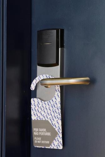 a doorhandle with a sign that says for never no return at Bê Hotel in Sao Paulo