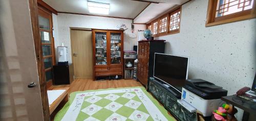 TV a/nebo společenská místnost v ubytování Seochon Guesthouse