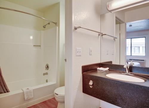 uma casa de banho com um lavatório e um WC em Motel 6-Southington, CT - Hartford em Southington