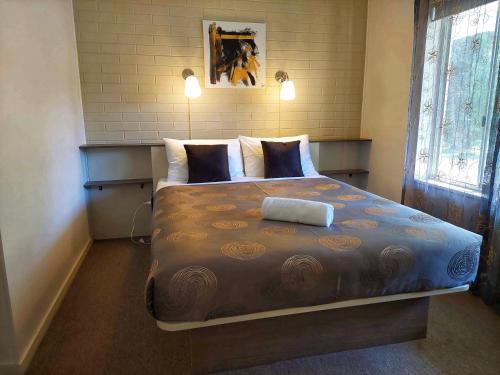 a bedroom with a large bed in a room at Restaway Holiday Units in Porepunkah