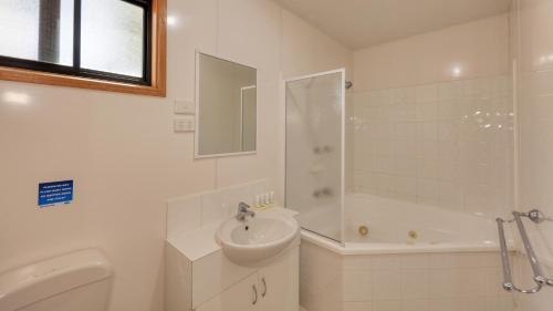 Bathroom sa BIG4 Swan Hill