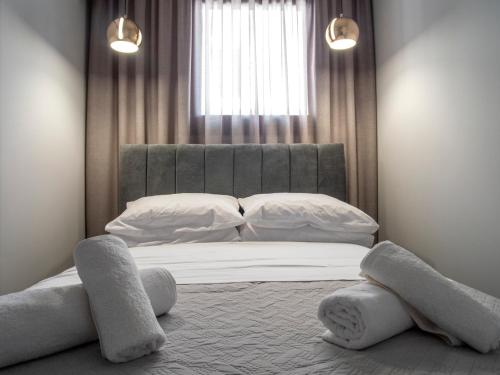 Posteľ alebo postele v izbe v ubytovaní CENTRAL URBAN LUXURY SEA VIEW APT SINCE 2009