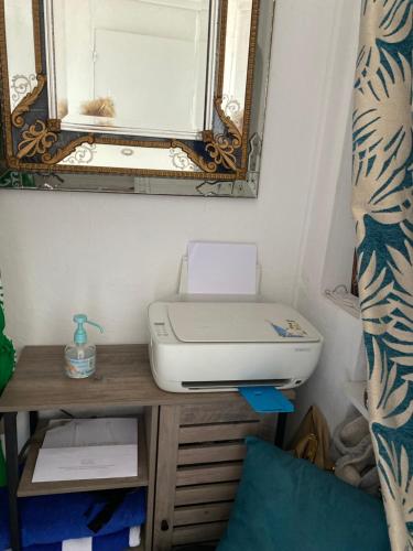 une salle de bain avec un lavabo et un miroir dans l'établissement Face mer cannes, à Cannes