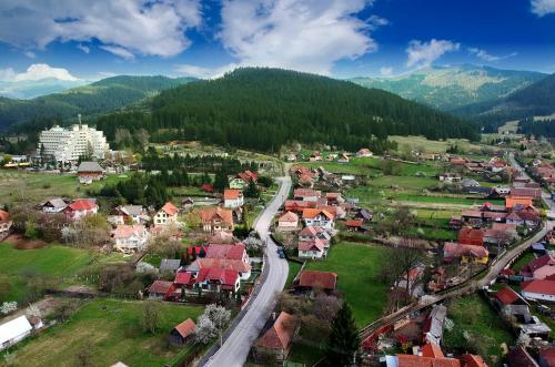 Hotel Montana - Covasna في كوفزنا: اطلالة جوية على قرية صغيرة في جبل
