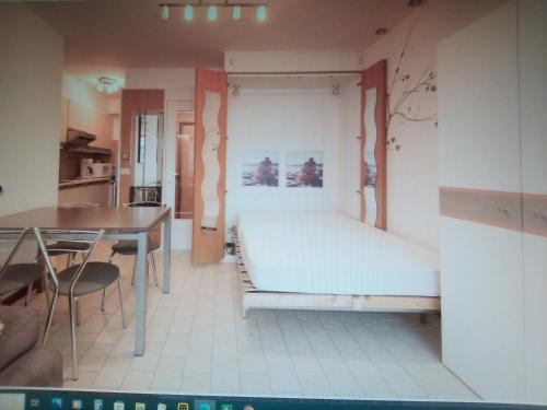 Habitación con cama, mesa y comedor. en appartement met zeezicht, en Ostende