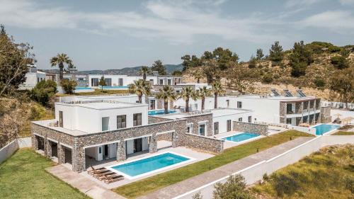 拉多斯的住宿－Terra Pietra Luxury Villas & Suites，享有带游泳池的别墅的空中景致