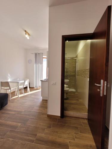 a room with a door and a table with chairs at Casa "Paolo e Francesca" Monolocali in Scilla