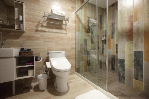 花蓮市的住宿－品 民宿，一间带卫生间和淋浴的浴室