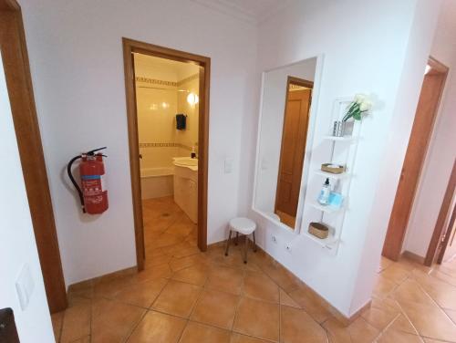 Pokój z łazienką z hydrantem kominkowym na ścianie w obiekcie Beauty by the Sea w Albufeirze