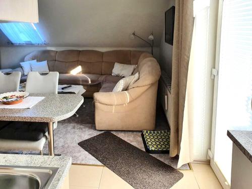un soggiorno con un divano e un tavolo di Ferienwohnung Reins a Neustadt in Holstein