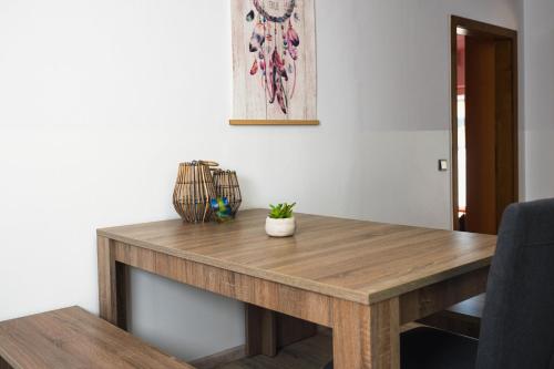 una mesa de madera con una planta encima en Appartement Mila en Sankt Kanzian