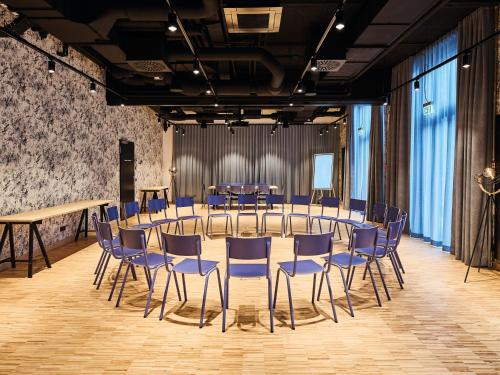 a conference room with a table and chairs at Urban Nature St Peter-Ording in Sankt Peter-Ording