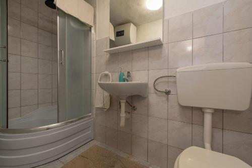 Ένα μπάνιο στο Holiday House Marin Vinisce