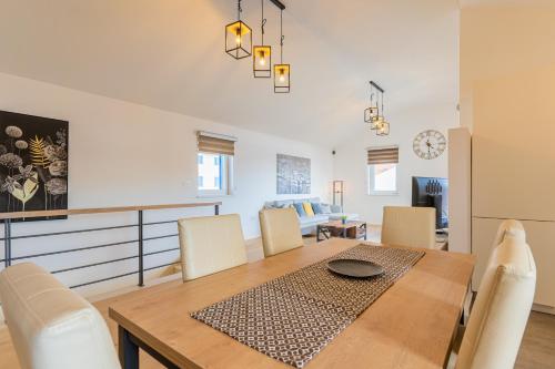 uma sala de jantar com mesa e cadeiras em Best Sea View Apartment em Cres