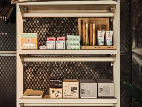 a book shelf filled with lots of books at Urban Nature St Peter-Ording in Sankt Peter-Ording