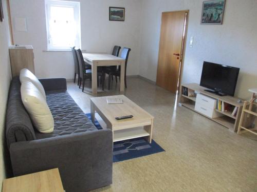 TV a/nebo společenská místnost v ubytování Ferienwohnung Ritha
