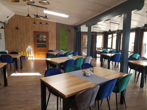 Ein Restaurant oder anderes Speiselokal in der Unterkunft Zajazd Wernyhora 