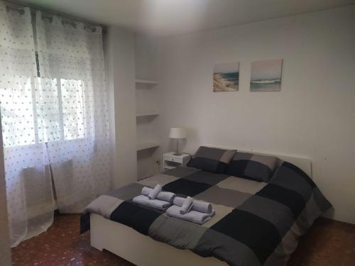 um quarto com uma cama com duas toalhas em Céntrico apartamento junto al casco histórico em Córdoba