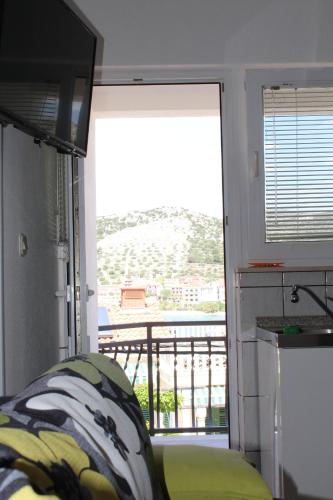 uma sala de estar com vista para uma varanda em Villa A'Mare em Seget Vranjica