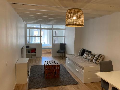 un salon avec un canapé et une table dans l'établissement 2 Pieces cosy, à Annecy